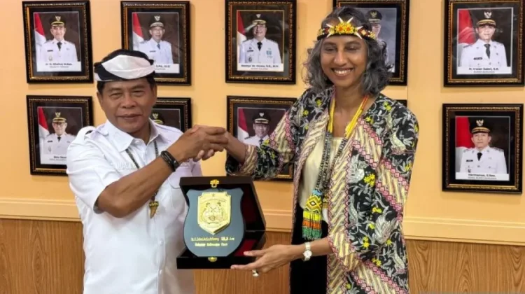 Australian Deputy Envoy Visits WWII Monument in Tarakan