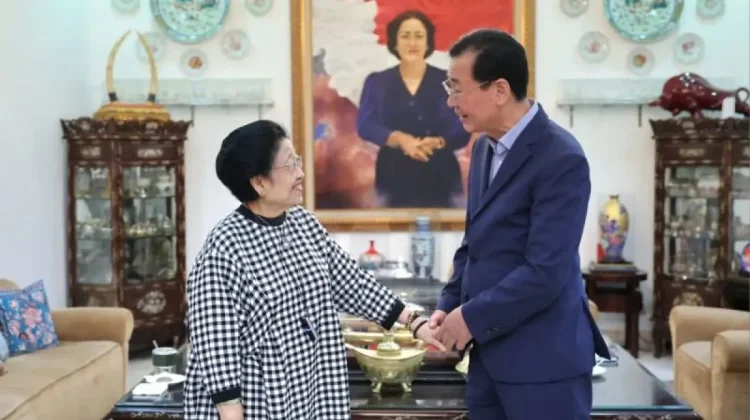 Megawati Soekarnoputri Hosts South Korean Advisor to Discuss Peace Efforts