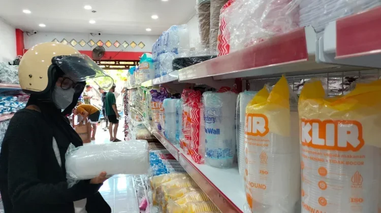Rising Oil Prices Raise Pressure on Indonesia’s Plastic Industry