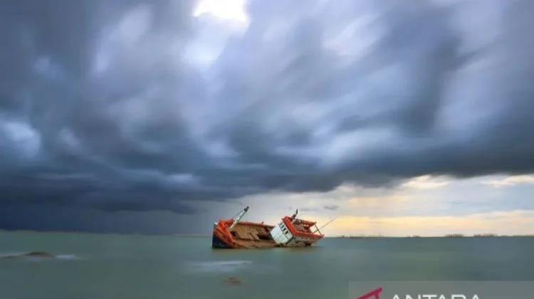 Boat Carrying Indonesians Sinks Off Malaysia, 23 Rescued