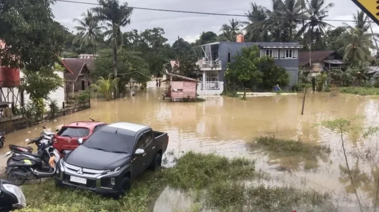 Kendari Distributes Emergency Food Aid to 1,693 Flood Victims
