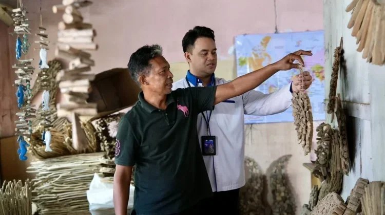 Driftwood on Bali’s Coast Transformed into High-Value Handicrafts