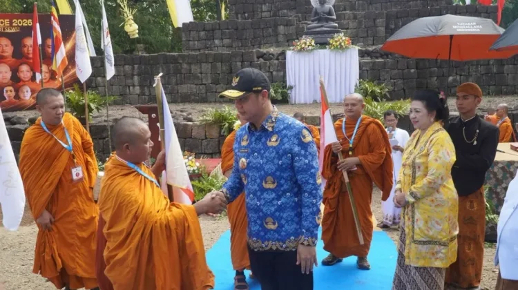 Sixteen Monks Begin 11-Day Walking Pilgrimage Across Central Java