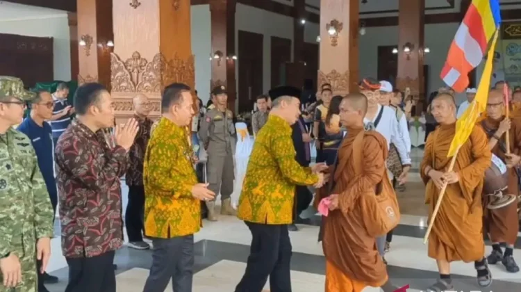 Madiun Welcomes 57 Buddhist Monks on Indonesia Walk for Peace