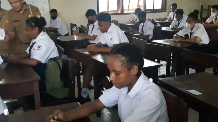Central Papua Waives Junior High Fees to Expand Free Education