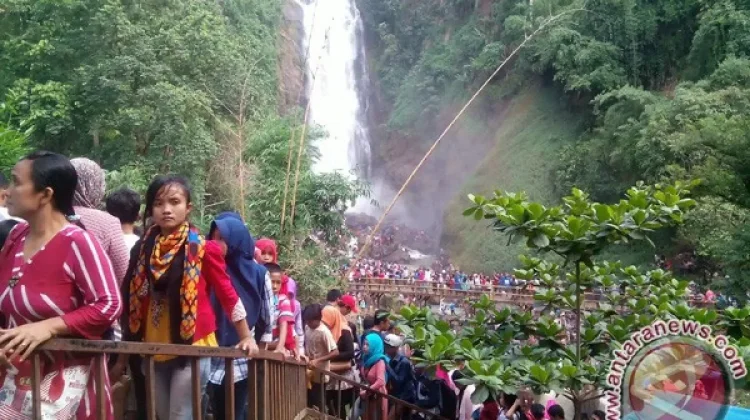 Hundreds Visit Curup Tenang Waterfall for Eid Getaway in South Sumatra