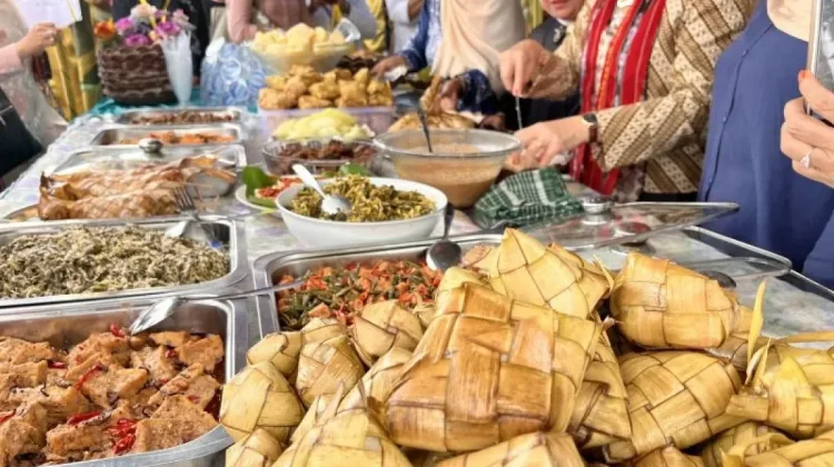 Maluku’s Ketupat Festival Serves 40,552 Rice Cakes in Celebration of Unity
