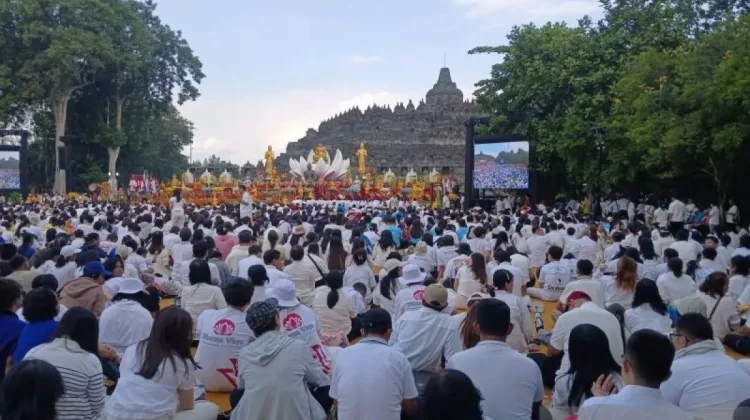 Thousands of Buddhists Mark Sacred Vesak Peak at Borobudur