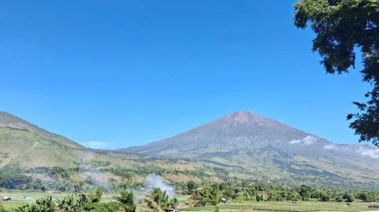 Mt. Rinjani Authority Urges Hikers to Prepare for Dropping Temperatures