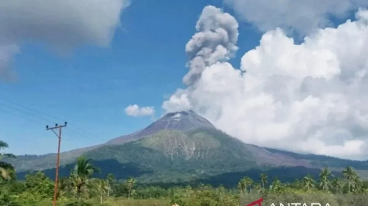 Mt. Lewotobi Laki-Laki in Flores, NTT Erupts on Thursday Morning