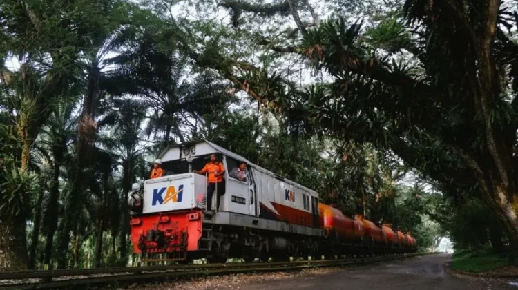 Indonesia's Rail Freight for Palm Oil Rises Nearly 8 Percent in 2026