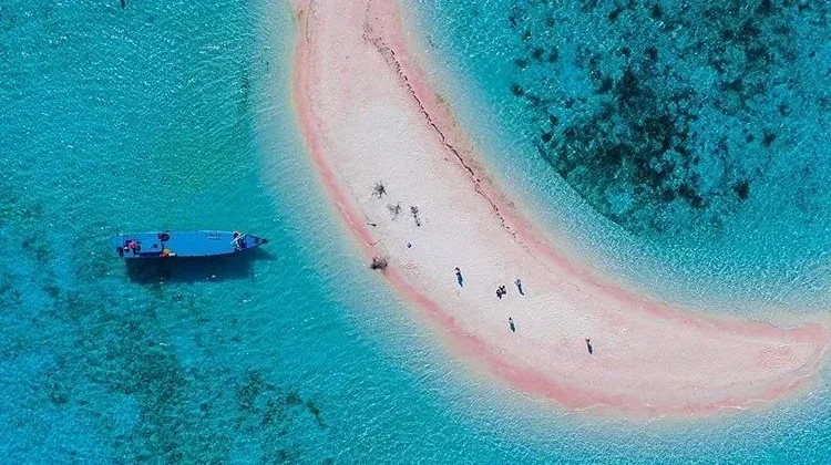 Taka Makassar “Magical Island” of Komodo Offers Stunning Views at Low Tide