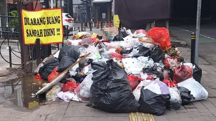 South Jakarta Warns Litterers of IDR 500,000 Fine