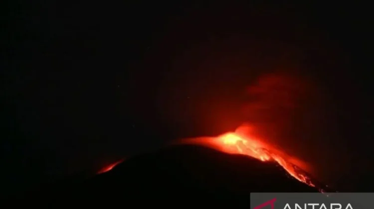 Mount Ili Lewotolok Erupts, Spewing a 600-Meter Ash Column Over Lembata