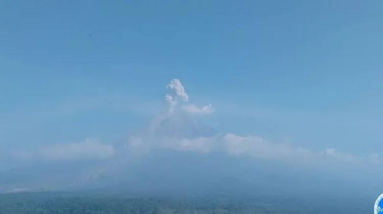 Mount Semeru Erupts Twice on Monday Morning, Sending Ash Up to 1,000 Meters