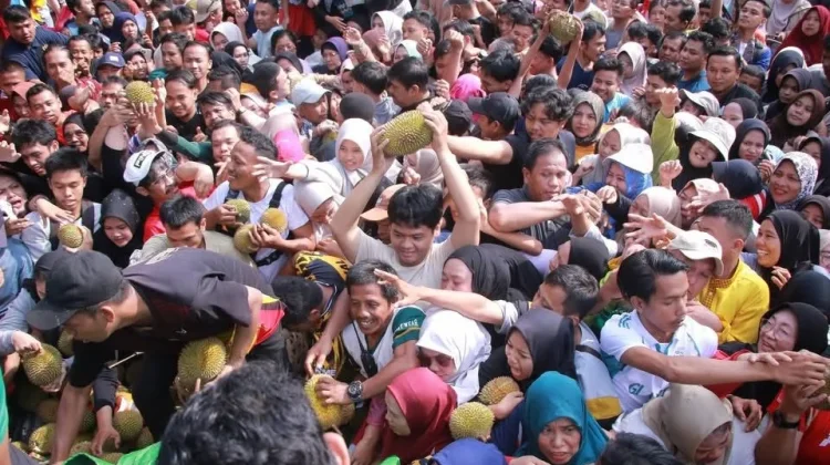 Pekanbaru Sets World Record with 1.1 km Durian Sticky‑Rice Cake Festival