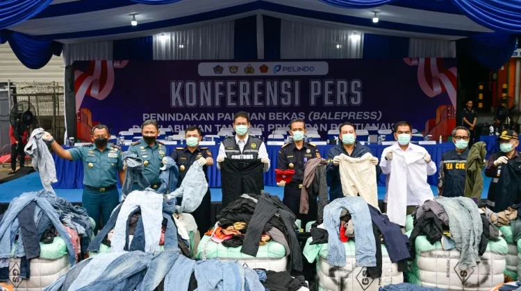 Govt Seizes 43 Containers of Smuggled Used Clothing in Jakarta and West Kalimantan
