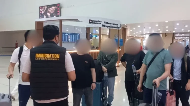 Surabaya Immigration Deports Eight Chinese Nationals Over Work Permit Violation