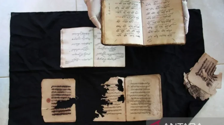 West Nusa Tenggara Rushes to Digitize Thousands of Endangered Ancient Manuscript