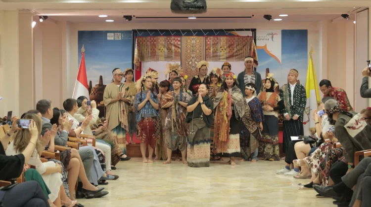 Rome Showcases Eco-Friendly Wastra Nusantara Fashion