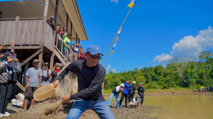 Balangan Revives Traditional Bagagap Iwak River Festival