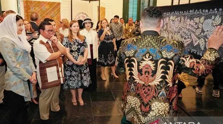 Threads of Wax Exhibition Blends Indonesian Batik and Hungarian Art