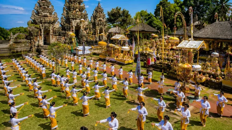 Thousands Join Piodalan Festival at Pura Mandara Giri Semeru Agung
