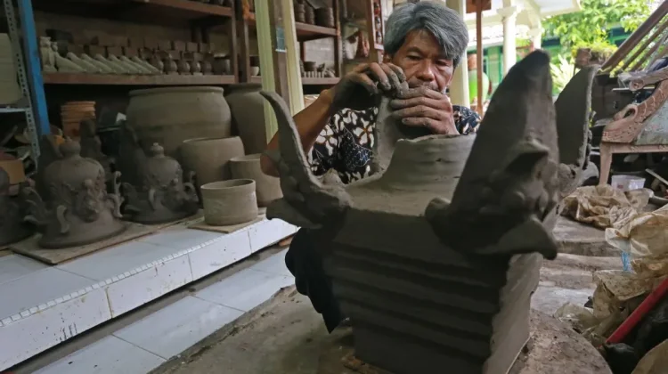 Cirebon Plans Educational Tourism for Sitiwinangun Pottery Village
