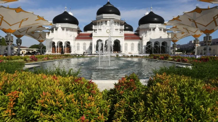Indonesia Designates 15 Provinces for Halal Tourism