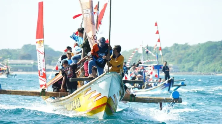 Garut's Tasyakur Nelayan Festival Draws Crowds to Santolo Beach