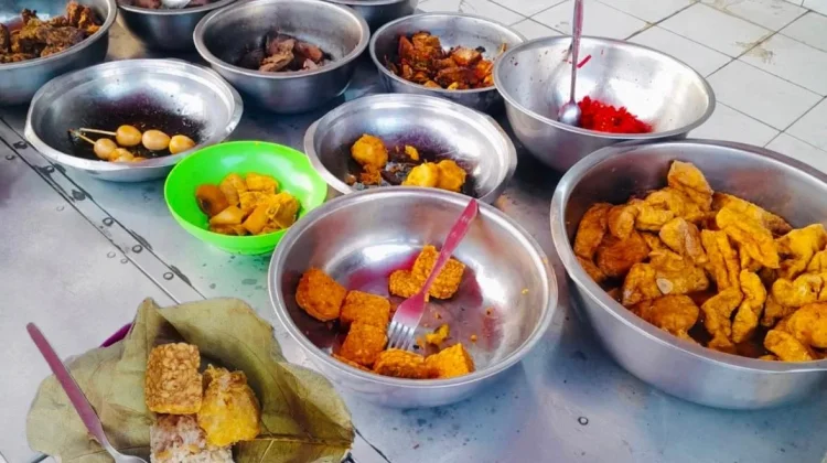 Nasi Jamblang, Cirebon’s Teak Leaf-Wrapped Legacy of Flavor and History