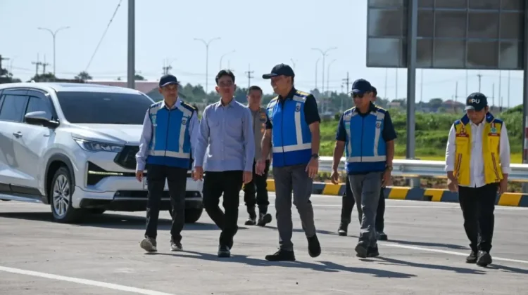 VP Gibran Inspects Prosiwangi Toll Road to Boost East Java Growth