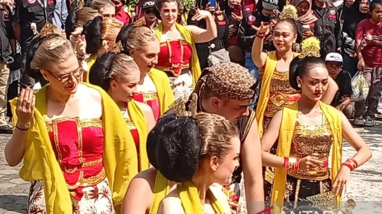 Belgian Volunteers Perform Lengger Bule Dance at Baturraden Festival