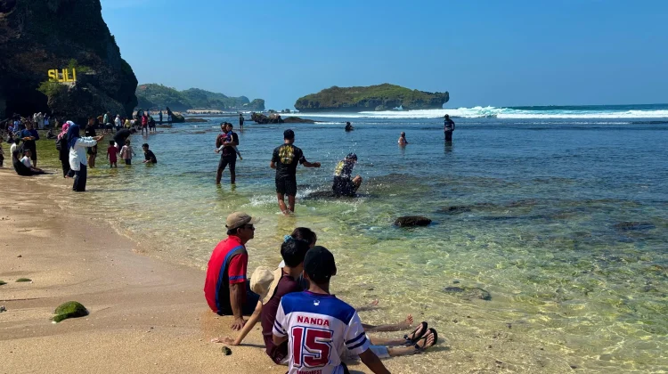 Holiday Crowds Flock to Gunungkidul’s Scenic Beaches