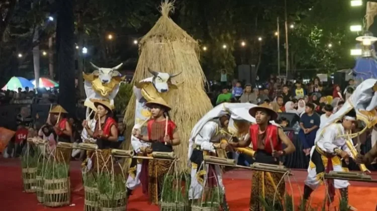 Rontek,Traditional Art from Pacitan to Wake Residents During Ramadan