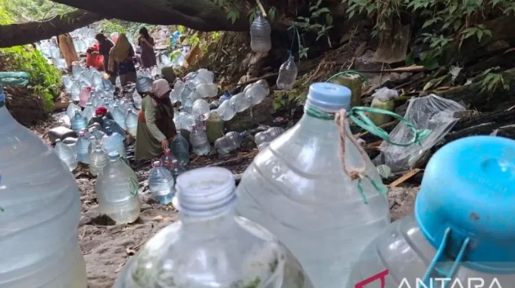 Natural Spring Becomes Lifeline for Mekarsari Residents During Drought