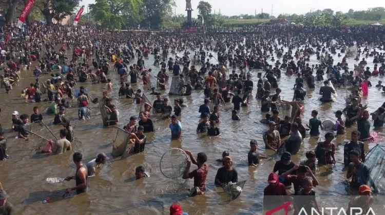 Thousands Join Klaten’s Memet Ikan Festival for Regency Anniversary