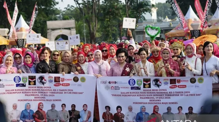 Indonesia’s Kebaya Parade Sets Record, Strengthens Cultural Identity