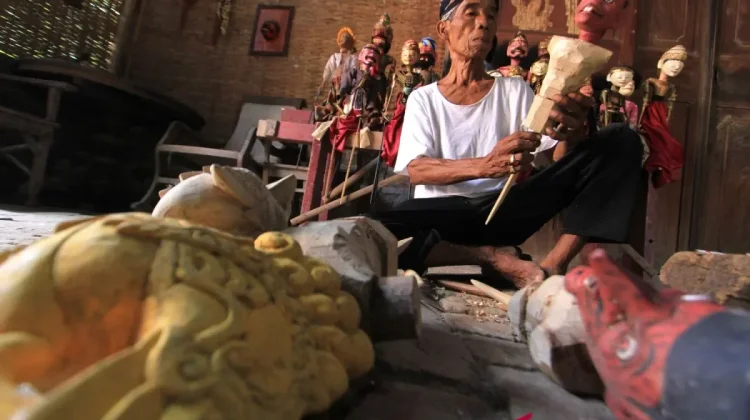 Sundanese Wayang Golek Craft Lives on Through Family Tradition