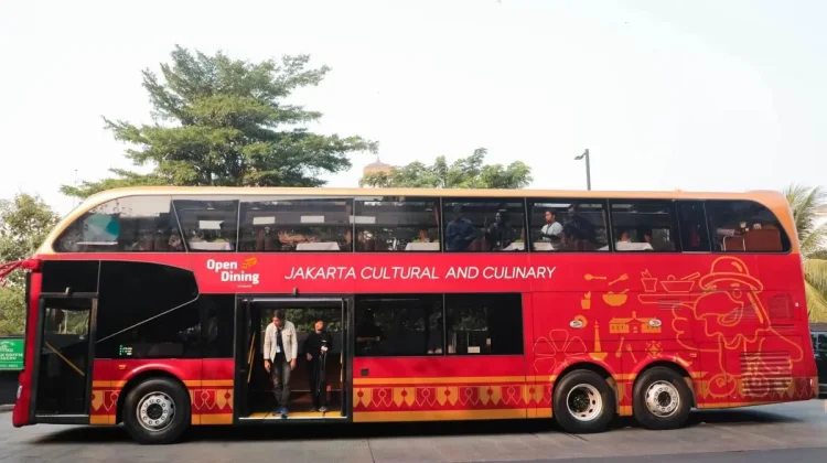 Jakarta Trials 'Open Dining' Bus Along Historic City Route