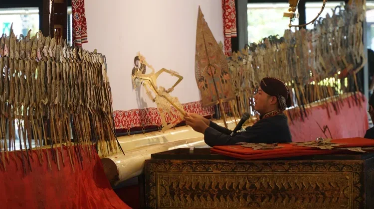 Young Dalang Performs “Kangsa Adu Jago” at Yogyakarta Palace for Children’s Month