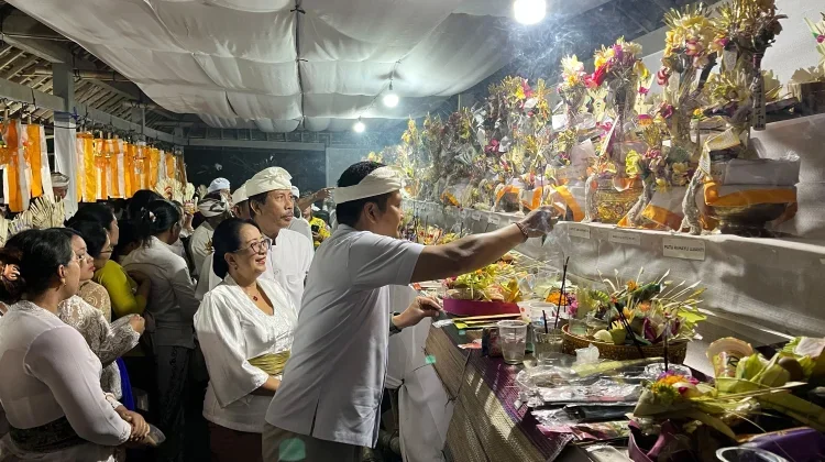 Jembrana Supports Local Traditions via Free Mass Ngaben Event