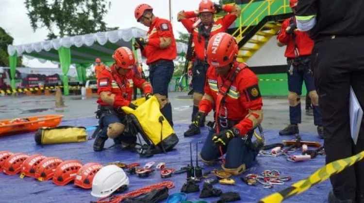 Australian Rescuers Learn Underwater Rescue from Indonesian Teams