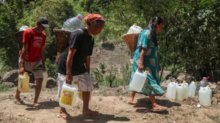 Tidore Village Relies on Ake Goa Spring and Tankers Amid Prolonged Drought