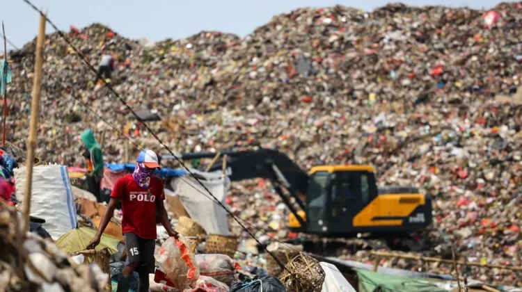 Jakarta Registers 4,000 Bantargebang Waste Pickers for BPJS