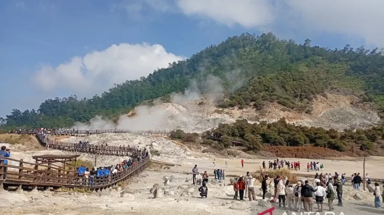 Sikidang Crater Becomes Top Family Eco-Tourism Spot in Dieng