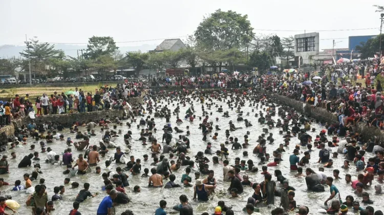 Sumedang Celebrate Independence Day with Ngagogo Lauk Fish-Catching Event
