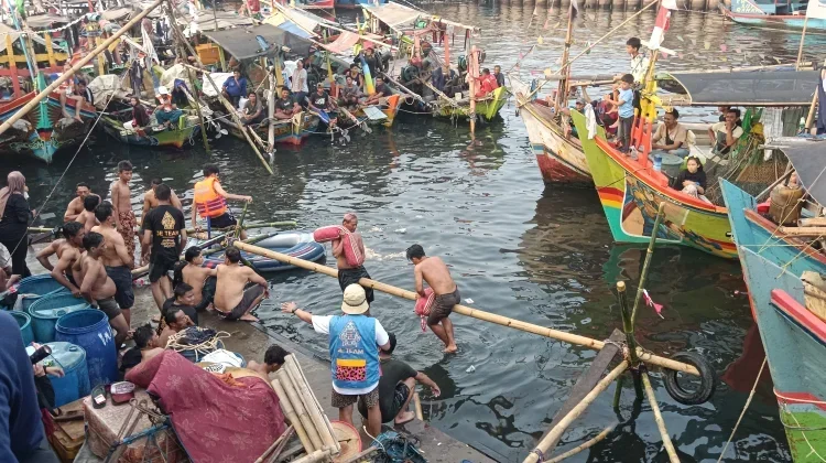 Water Pole-Climbing Enlivens Independence Day in Jakarta's Fisherman Village