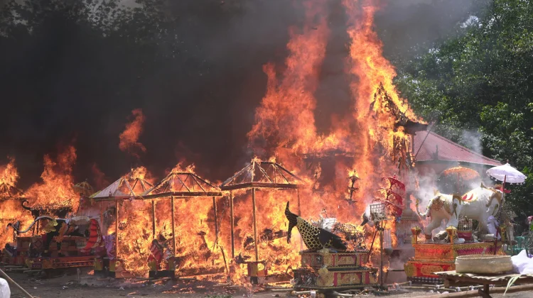 Mass Ngaben Ceremony Highlights Communal Solidarity in Kapuas