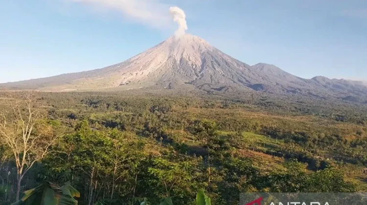 Mount Semeru Records 21 Eruption Quakes Under Level III